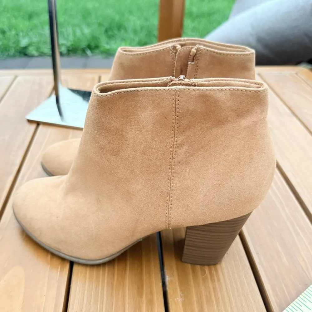 Old Navy Boots Womens 9 Ankle Booties Beige Faux Suede Side Zip Casual Heeled